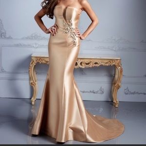 Golden sleeveless gown